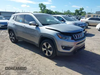 2017 Jeep Compass Latitude z VIN 3C4NJDBBXHT656407, wystawiony jako IAAI lot #42562826 z przebiegiem 78 057 mil mil oraz . Historia ofert i sprzedaży dostępna na DreamBid. Obrazek 1.