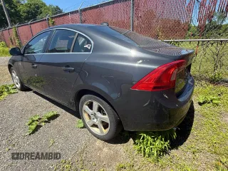 2012 Volvo S60 T5 z VIN YV1622FS2C209473, wystawiony jako Copart lot #58889785 z przebiegiem 143 898 mil mil oraz Tytuł czysty. Historia ofert i sprzedaży dostępna na DreamBid. Obrazek 3.