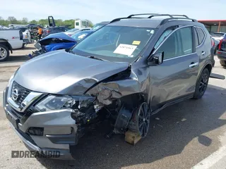 2017 Nissan Rogue SV z VIN 5N1AT2MV2HC820020, wystawiony jako IAAI lot #42071563 z przebiegiem 95 974 mil mil oraz . Historia ofert i sprzedaży dostępna na DreamBid. Obrazek 2.