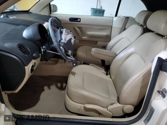 2009 Volkswagen Beetle S with VIN 3VWRG31Y39M402031, listed as a Copart auction lot 57285455 with 101,220 mi miles and Salvage title. Bid and sale history available at DreamBid. Image 7.