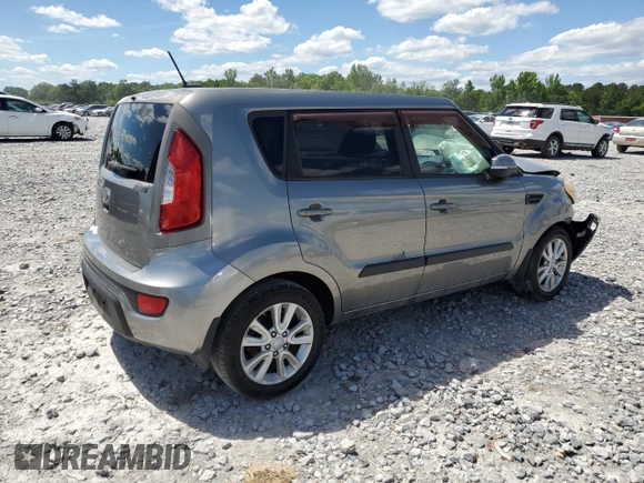 2013 Kia Soul + z VIN KNDJT2A66D7620732, wystawiony jako Copart lot #55578195 z przebiegiem 143 092 mil mil oraz Szkoda całkowita • Salvage title. Historia ofert i sprzedaży dostępna na DreamBid. Obrazek 3.