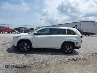 2016 Toyota Highlander XLE z VIN 5TDKKRFH3GS170784, wystawiony jako IAAI lot #42091024 z przebiegiem 83 300 mil mil oraz . Historia ofert i sprzedaży dostępna na DreamBid. Obrazek 15.