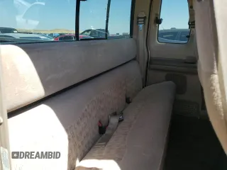 1999 Ford F-250 XL z VIN 1FTNX20S3XEA68692, wystawiony jako Copart lot #64331775 z przebiegiem 106 939 mil mil oraz Czysty tytuł • Clean title. Historia ofert i sprzedaży dostępna na DreamBid. Obrazek 10.