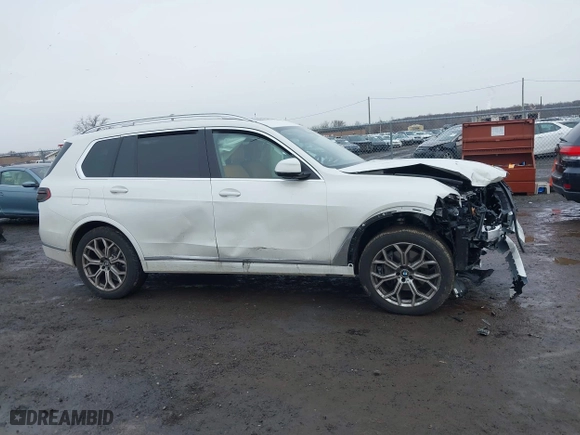 2025 BMW X7 xDrive40i with VIN 5UX23EM05S9X98435, listed as a IAAI auction lot 41476358 with 2,946 mi miles. Bid and sale history available at carsss.com. Image 13.