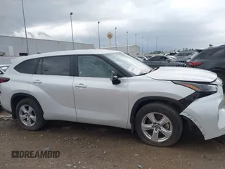 2024 Toyota Highlander LE z VIN 5TDKDRBH6RS536028, wystawiony jako IAAI lot #42186638 z przebiegiem 36 205 mil mil oraz . Historia ofert i sprzedaży dostępna na DreamBid. Obrazek 13.