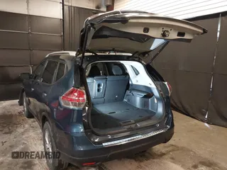 2015 Nissan Rogue SV z VIN 5N1AT2MV6FC903897, wystawiony jako IAAI lot #42353248 z przebiegiem 71 895 mil mil oraz . Historia ofert i sprzedaży dostępna na DreamBid. Obrazek 3.