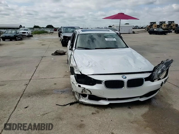 2013 BMW 3 Series 328i xDrive z VIN WBA3B3C56DJ811038, wystawiony jako Copart lot #55895825 z przebiegiem 111 090 mil mil oraz Czysty tytuł • Clean title. Historia ofert i sprzedaży dostępna na DreamBid. Obrazek 14.