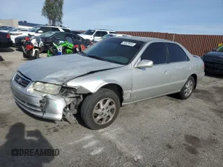 2001 Toyota Camry LE z VIN 4T1BF22K11U964632, wystawiony jako Copart lot #50825645 z przebiegiem 197 622 mil mil oraz Szkoda całkowita • Salvage title. Historia ofert i sprzedaży dostępna na DreamBid. Obrazek 1.