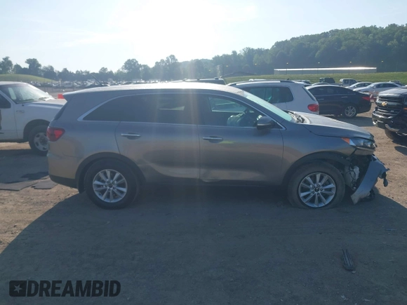 2019 Kia Sorento L z VIN 5XYPG4A38KG506389, wystawiony jako IAAI lot #42114952 z przebiegiem 64 333 mil mil oraz . Historia ofert i sprzedaży dostępna na DreamBid. Obrazek 13.