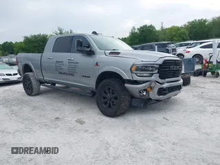 2020 Ram 2500 Laramie z VIN 3C6UR5NL9LG302935, wystawiony jako IAAI lot #42219320 z przebiegiem 50 828 mil mil oraz . Historia ofert i sprzedaży dostępna na DreamBid. Obrazek 1.