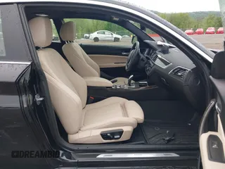 2020 BMW 2 Series 230i xDrive z VIN WBA2J3C02L7E63806, wystawiony jako IAAI lot #42270821 z przebiegiem 28 277 mil mil oraz . Historia ofert i sprzedaży dostępna na DreamBid. Obrazek 5.