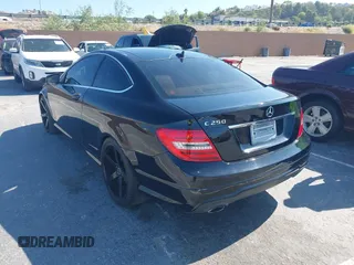 2012 Mercedes-Benz C 250 z VIN WDDGJ4HB7CF785844, wystawiony jako IAAI lot #42750461 z przebiegiem 125 968 mil mil oraz . Historia ofert i sprzedaży dostępna na DreamBid. Obrazek 3.