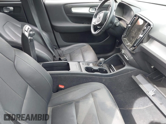 2021 Volvo XC40 Momentum with VIN YV4162UK3M2473571, listed as a IAAI auction lot 41718239 with 60,324 mi miles. Bid and sale history available at carsss.com. Image 5.