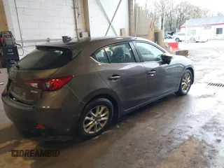 2015 Mazda 3 i Grand Touring z VIN JM1BM1M70F1222597, wystawiony jako IAAI lot #41960987 z przebiegiem 40 841 mil mil oraz . Historia ofert i sprzedaży dostępna na DreamBid. Obrazek 4.