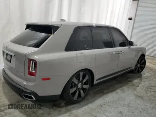 2023 Rolls-Royce Cullinan z VIN SLATV4C09PU215050, wystawiony jako Copart lot #70029324 z przebiegiem 6055 mil mil oraz Szkody całkowita. Historia ofert i sprzedaży dostępna na DreamBid. Obrazek 3.