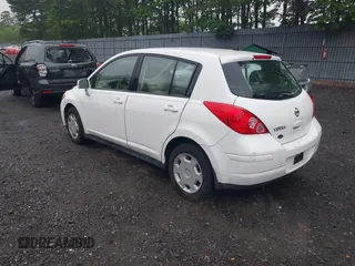 2008 Nissan Versa S z VIN 3N1BC13E08L413373, wystawiony jako IAAI lot #42475450 z przebiegiem 150 955 mil mil oraz . Historia ofert i sprzedaży dostępna na DreamBid. Obrazek 3.