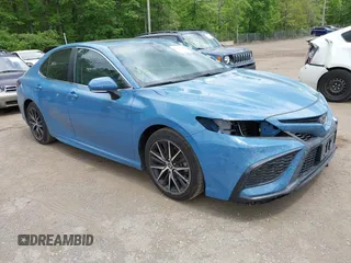 2023 Toyota Camry SE z VIN 4T1T11AK0PU115695, wystawiony jako IAAI lot #42221720 z przebiegiem 67 575 mil mil oraz . Historia ofert i sprzedaży dostępna na DreamBid. Obrazek 1.