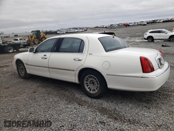 2001 Lincoln Town Car Cartier L z VIN 1LNHM85W11Y610538, wystawiony jako Copart lot #47881055 z przebiegiem 139 032 mil mil oraz Szkoda całkowita • Salvage title. Historia ofert i sprzedaży dostępna na DreamBid. Obrazek 2.