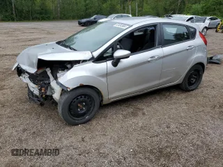 2013 Ford Fiesta SE z VIN 3FADP4EJ4DM216593, wystawiony jako Copart lot #63404984 z przebiegiem Nie podano mil oraz Szkoda całkowita • Salvage title. Historia ofert i sprzedaży dostępna na DreamBid. Obrazek 1.