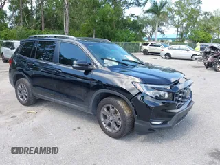 2024 Honda Passport TrailSport z VIN 5FNYF8H6XRB000224, wystawiony jako IAAI lot #42350075 z przebiegiem 43 937 mil mil oraz . Historia ofert i sprzedaży dostępna na DreamBid. Obrazek 1.