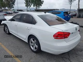 2012 Volkswagen Passat SE z VIN 1VWBP7A31CC099045, wystawiony jako IAAI lot #42063773 z przebiegiem 166 998 mil mil oraz . Historia ofert i sprzedaży dostępna na DreamBid. Obrazek 3.