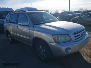 2004 Toyota Highlander with VIN JTEEP21A640064789, listed as a IAAI auction lot 41882687 with 226,136 mi miles. Bid and sale history available at carsss.com. Image 1.