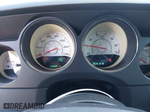 2013 Dodge Challenger SXT z VIN 2C3CDYAG9DH724917, wystawiony jako IAAI lot #41985775 z przebiegiem 123 565 mil mil oraz . Historia ofert i sprzedaży dostępna na DreamBid. Obrazek 7.