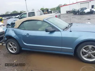 2005 Ford Mustang Deluxe z VIN 1ZVFT84N655195289, wystawiony jako IAAI lot #42182596 z przebiegiem 84 205 mil mil oraz . Historia ofert i sprzedaży dostępna na DreamBid. Obrazek 14.