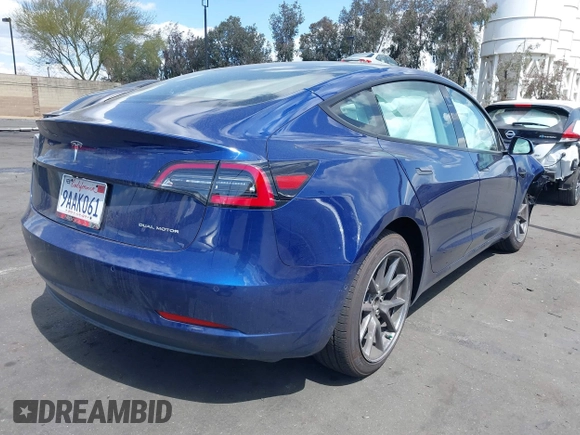 2022 Tesla Model 3 Long Range z VIN 5YJ3E1EBXNF168686, wystawiony jako IAAI lot #41933028 z przebiegiem 57 482 mil mil oraz . Historia ofert i sprzedaży dostępna na DreamBid. Obrazek 4.
