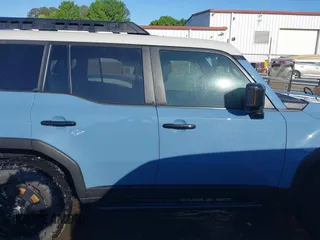 2024 Toyota Land Cruiser z VIN JTEABFAJ7RK003144, wystawiony jako IAAI lot #42040885 z przebiegiem 4 749 mil mil oraz . Historia ofert i sprzedaży dostępna na DreamBid. Obrazek 13.