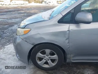 2012 Toyota Sienna LE AAS z VIN 5TDKK3DC2CS245540, wystawiony jako IAAI lot #41622653 z przebiegiem 226 969 mil mil oraz . Historia ofert i sprzedaży dostępna na DreamBid. Obrazek 6.