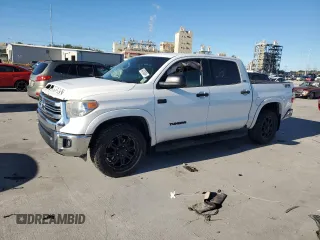 2017 Toyota Tundra 2WD SR5 with VIN 5TFEW5F17HX222295, listed as a Copart auction lot 84070304 with 105,463 mi miles and Salvage Title. Bid and sale history available at carsss.com. Image 1.