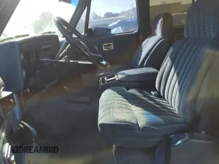 1991 GMC Suburban z VIN 1GKEV16K9MF510909, wystawiony jako Copart lot #81326004 z przebiegiem 216 778 mil mil oraz Tytuł czysty. Historia ofert i sprzedaży dostępna na DreamBid. Obrazek 7.