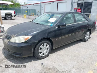 2002 Toyota Camry LE z VIN JTDBE32K420055676, wystawiony jako IAAI lot #42323221 z przebiegiem 286 891 mil mil oraz . Historia ofert i sprzedaży dostępna na DreamBid. Obrazek 2.