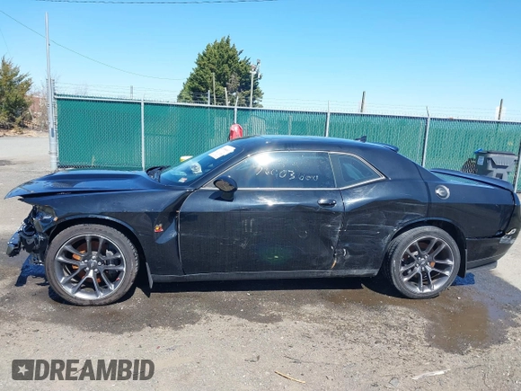 2022 Dodge Challenger R/T Scat Pack z VIN 2C3CDZFJ4NH256848, wystawiony jako IAAI lot #41850081 z przebiegiem 23 537 mil mil oraz . Historia ofert i sprzedaży dostępna na DreamBid. Obrazek 14.