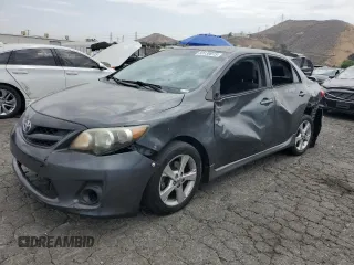 2012 Toyota Corolla L z VIN 2T1BU4EE1CC867751, wystawiony jako Copart lot #59130015 z przebiegiem 174 417 mil mil oraz Szkoda całkowita • Salvage title. Historia ofert i sprzedaży dostępna na DreamBid. Obrazek 1.