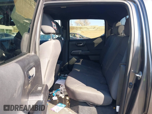 2018 Toyota Tacoma SR5 z VIN 3TMAZ5CN0JM077058, wystawiony jako IAAI lot #41685472 z przebiegiem 37 945 mil mil oraz . Historia ofert i sprzedaży dostępna na DreamBid. Obrazek 8.