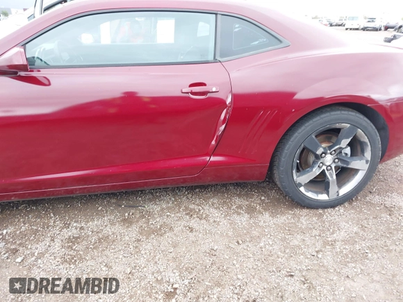 2011 Chevrolet Camaro 1LT z VIN 2G1FB1ED1B9149329, wystawiony jako IAAI lot #42181989 z przebiegiem 143 490 mil mil oraz . Historia ofert i sprzedaży dostępna na DreamBid. Obrazek 6.
