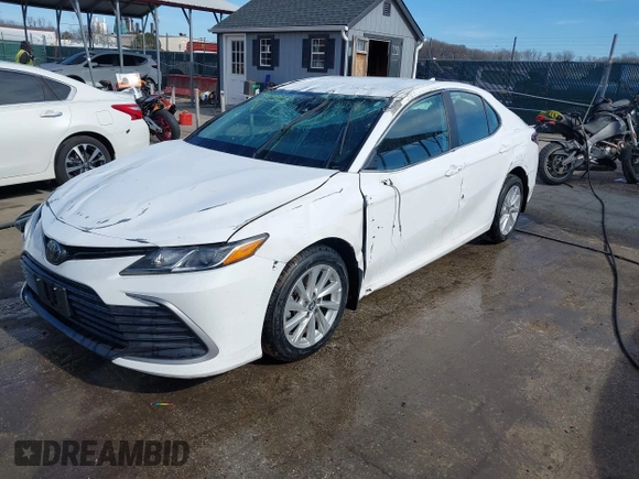 2024 Toyota Camry LE z VIN 4T1C11AK2RU864906, wystawiony jako IAAI lot #41638637 z przebiegiem 75 013 mil mil oraz . Historia ofert i sprzedaży dostępna na DreamBid. Obrazek 2.