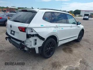 2022 Volkswagen Tiguan SE R-Line Black z VIN 3VVCB7AX8NM105497, wystawiony jako IAAI lot #42506294 z przebiegiem 29 821 mil mil oraz . Historia ofert i sprzedaży dostępna na DreamBid. Obrazek 4.