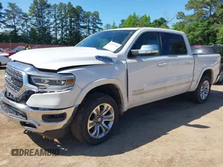 2022 Ram 1500 Limited z VIN 1C6SRFHT1NN361450, wystawiony jako IAAI lot #42027326 z przebiegiem 26 557 mil mil oraz . Historia ofert i sprzedaży dostępna na DreamBid. Obrazek 18.