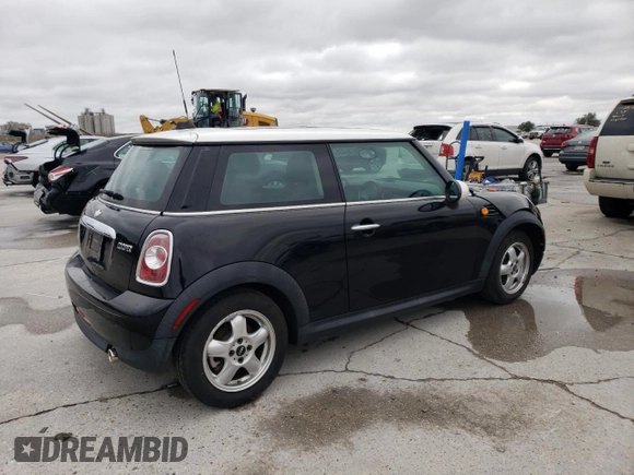 2011 MINI Hardtop z VIN WMWSU3C57BTX97044, wystawiony jako Copart lot #43625955 z przebiegiem 15 401 mil mil oraz Szkody całkowita. Historia ofert i sprzedaży dostępna na DreamBid. Obrazek 3.