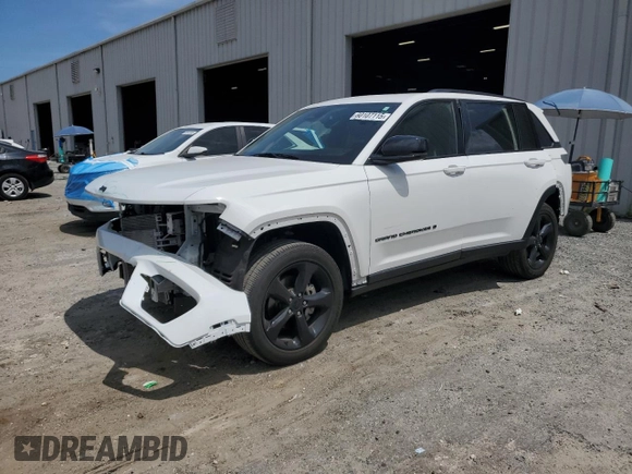 2023 Jeep Grand Cherokee Laredo z VIN 1C4RJGAGXPC552901, wystawiony jako Copart lot #60107115 z przebiegiem 44 231 mil mil oraz Szkoda całkowita • Salvage title. Historia ofert i sprzedaży dostępna na DreamBid. Obrazek 1.