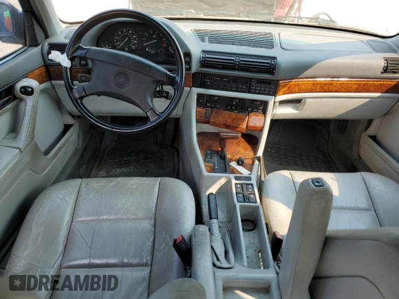1994 BMW 7 Series z VIN WBAGD4329RDE68127, wystawiony jako Copart lot #70697044 z przebiegiem 179 943 mil mil oraz Czysty tytuł • Clean title. Historia ofert i sprzedaży dostępna na DreamBid. Obrazek 8.
