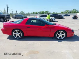 1997 Chevrolet Camaro Z28 z VIN 2G1FP22P1V2150712, wystawiony jako IAAI lot #42007547 z przebiegiem 98 725 mil mil oraz . Historia ofert i sprzedaży dostępna na DreamBid. Obrazek 13.