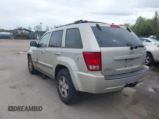 2007 Jeep Grand Cherokee Laredo z VIN 1J8HR48P77C548578, wystawiony jako IAAI lot #41974603 z przebiegiem 179 280 mil mil oraz . Historia ofert i sprzedaży dostępna na DreamBid. Obrazek 3.