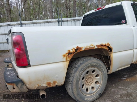 2005 Chevrolet Silverado 1500 Work Truck with VIN 1GCEC19X15Z289993, listed as a IAAI auction lot 42170540 with 228,281 mi miles. Bid and sale history available at carsss.com. Image 6.