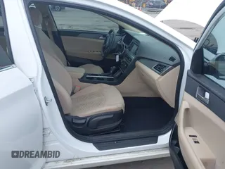 2017 Hyundai Sonata SE z VIN 5NPE24AF7HH556136, wystawiony jako IAAI lot #42134580 z przebiegiem 64 333 mil mil oraz . Historia ofert i sprzedaży dostępna na DreamBid. Obrazek 5.