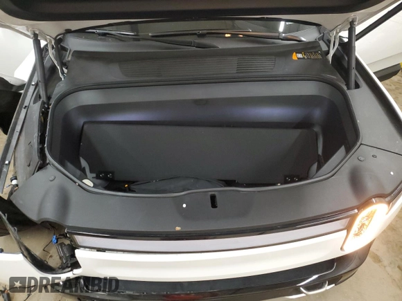 2023 Rivian R1S Adventure z VIN 7PDSGABA2PN013659, wystawiony jako Copart lot #53475945 z przebiegiem 13 928 mil mil oraz Szkody całkowita. Historia ofert i sprzedaży dostępna na DreamBid. Obrazek 14.