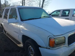 2000 Cadillac Escalade z VIN 1GYEK63R2YR230105, wystawiony jako IAAI lot #41575390 z przebiegiem 258 152 mil mil oraz . Historia ofert i sprzedaży dostępna na DreamBid. Obrazek 1.